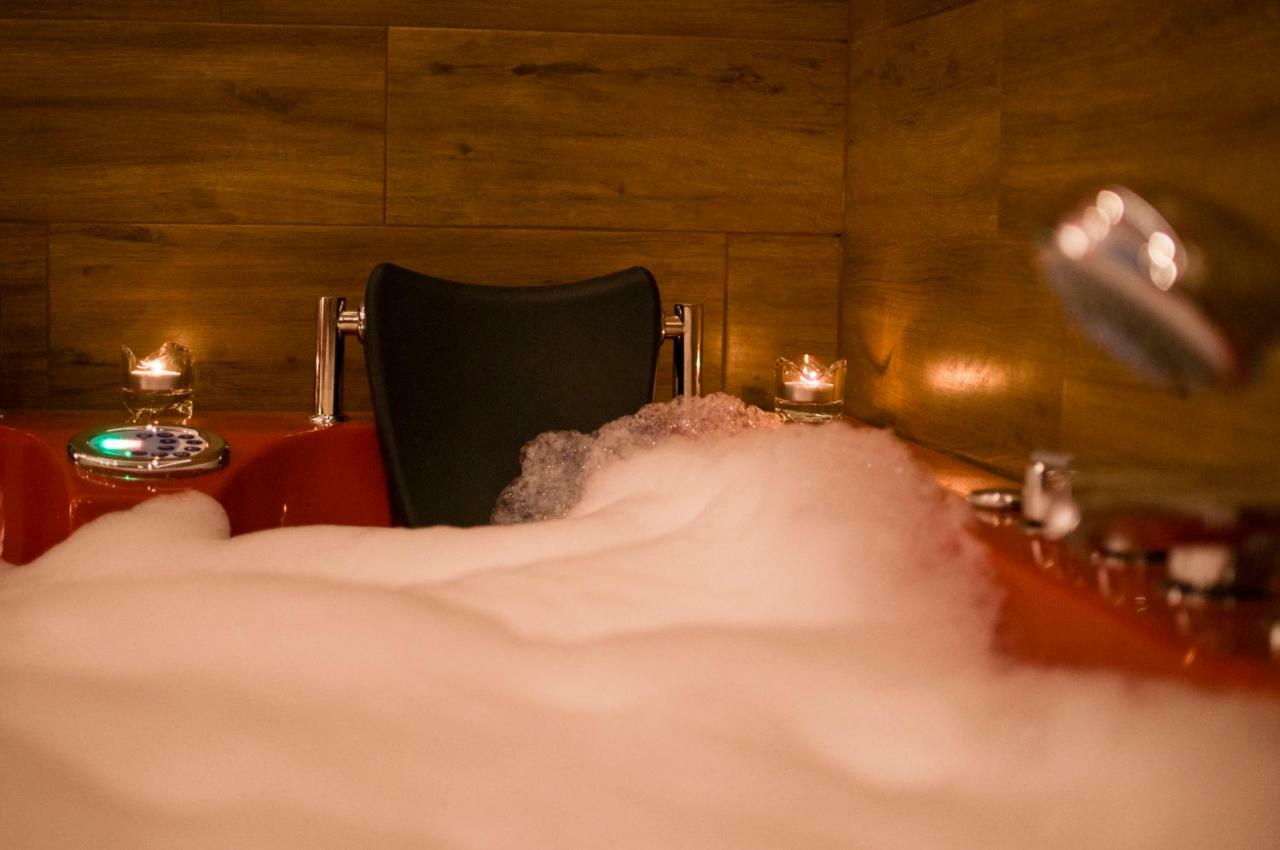 Jacuzzi Apartment Red Красков Екстериор снимка